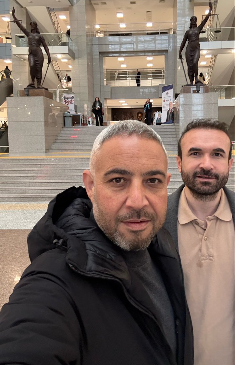 m_cihanguner's tweet photo. Yine bir adliye günü…
16 Nisan referandumu öncesinde, bir devlet memurunun bir “Hayırcıların karıları, kızları bize savaş ganimeti olarak helaldir” skandalını Türkiye gündemine taşıyan gazeteciyim ben.
O sözlerin sahibinin şikâyeti üzerine yargılandım. Beraat ettim. İstinaf, kararı usulden bozdu. Şimdi yeniden hâkim karşısına çıkıyorum.
Yineliyorum…
Ben gazeteciyim. Ama ondan da önce bir kız çocuğu babasıyım.
Kadınları, kız çocuklarını ganimet sayan bir zihniyetle uzlaşacak değilim. Ne tekliflerini kabul ederim, ne de susmam karşılığında önüme koyacakları herhangi bir pazarlığı…
Çünkü benim için bu mesele bir mahkeme dosyasından çok daha fazlası.
Susarsam, kızımın yüzüne bakamam.
Susarsam, #MustafaKemal’e, #CumhuriyetDevrimi şehitlerine, bu topraklarda eşit ve özgür yaşamak uğruna bedel ödeyenlere ihanet etmiş olurum.
En çok da kendi kalbime…
Ben bu ihaneti kendime yakıştıramam.
Beraat etmek için değil, hakikati savunmak için gazetecilik yapıyorum.
Adliye koridorları da yabancımız değil artık.
Biz yine @avkarakaschp ile bildiğimiz yerdeyiz.
Mücadeleye, gazeteciliğe ve inatla gerçeği aramaya devam!
#GazetecilikSuçDeğildir