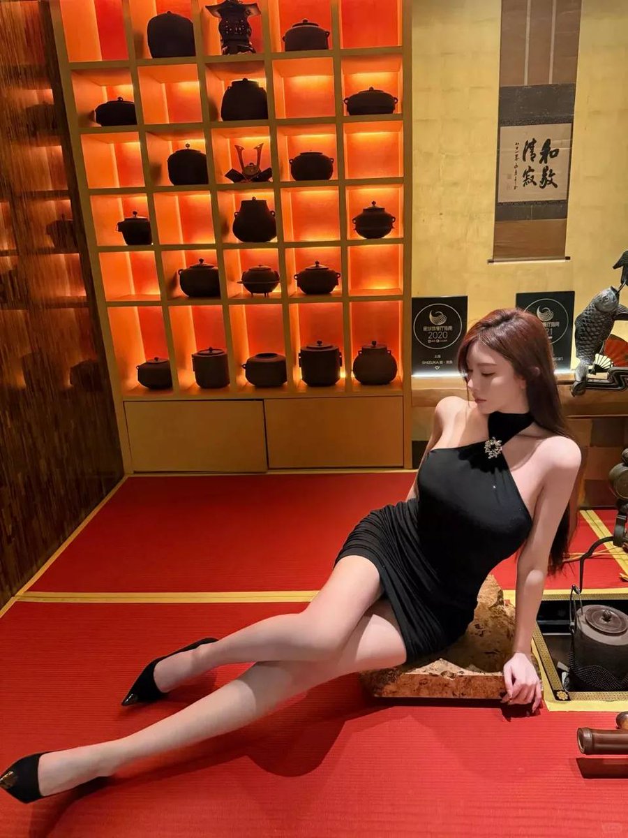 nuidehyo's tweet photo. 東京の金持ちのお嬢様が、どうしても茶室で全裸になりたがって、俺に写真を撮れって言うんだ。俺のチンポをガチガチにさせてきたこの淫乱女を、どう懲らしめればいいんだ？#服を脱ぐ #淫乱な女 #slut #horny #uncensored #nsfw https://t.co/t13gr8bSc4