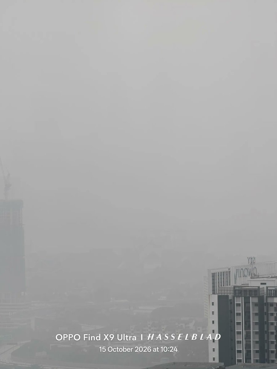 dipanggilarman's tweet photo. Bahkan di Kuala lumpur hari ini asapnya tebel banget. Emang negara dzolim. Negara tetangga yang gak salah apa-apa kebagian bobroknya negara ini yang gak becus ngurus kebakaran hutan dan lahan. 

📍Sentul, Kuala Lumpur. https://t.co/xsoEAWrNEX