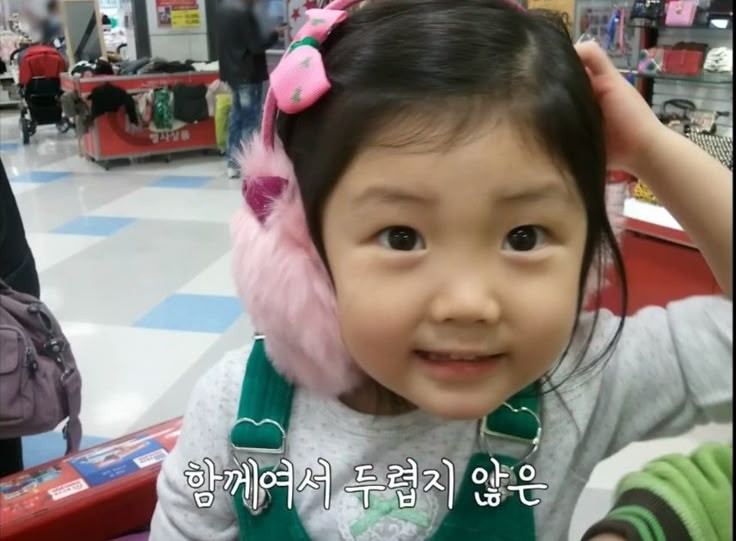 pingu_inging's tweet photo. 이만큼 만두같은 아기도 조구만 머릿속에 다 생각이 잇어서 찹쌀떡도 쫍쫍 빨아묵고 혼자 사색에 잠기고 머쓱한 표정도 짓고😅😅 real 아기인간 그자체 https://t.co/0JSy4NtFsW