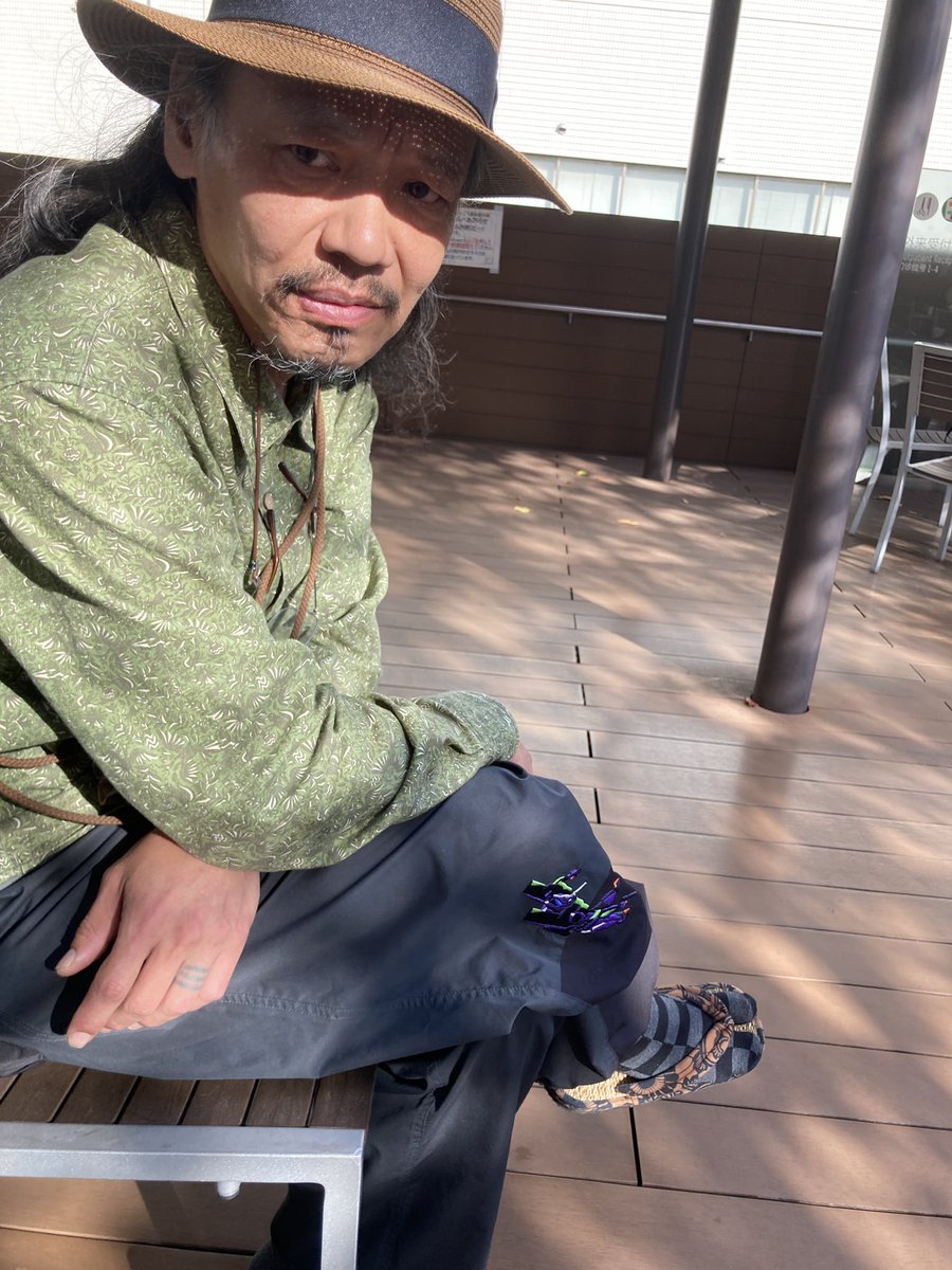 bad_attack's tweet photo. 今日はコスガ(我々ヲ捨ツル)が見舞いに来てくれた。病院には人相悪すぎて目立ってました。 https://t.co/W7dunaGbzc