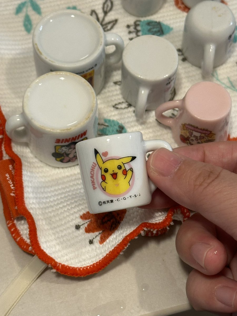 sso_1022's tweet photo. 色々懐かしくて爆発しそう。
古き良き平成である。
たまごっち、ピカさんのなんか小さいカップ、割と箱も綺麗なレッドさん。 https://t.co/sU2lfButU6