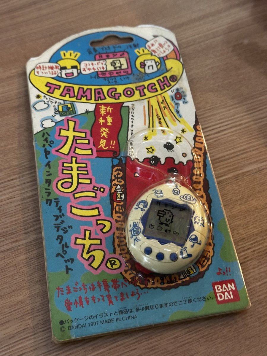 sso_1022's tweet photo. 色々懐かしくて爆発しそう。
古き良き平成である。
たまごっち、ピカさんのなんか小さいカップ、割と箱も綺麗なレッドさん。 https://t.co/sU2lfButU6