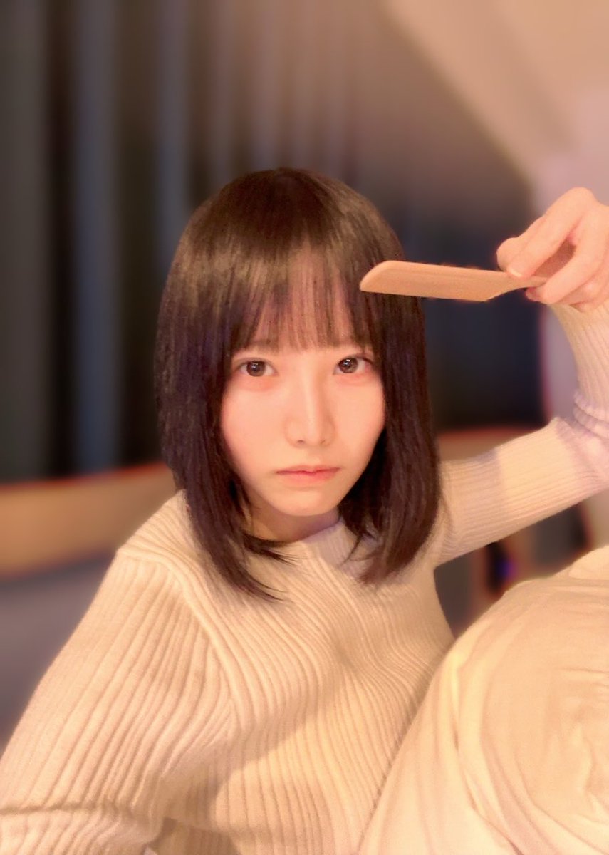 hinatazaka46's tweet photo. 【ブログ更新☀️高井俐香】金木犀の花言葉って、「真実の愛」らしいよ。
https://t.co/XPpTTgotgq
 #日向坂46 #高井俐香 https://t.co/7CWyVYkPKt