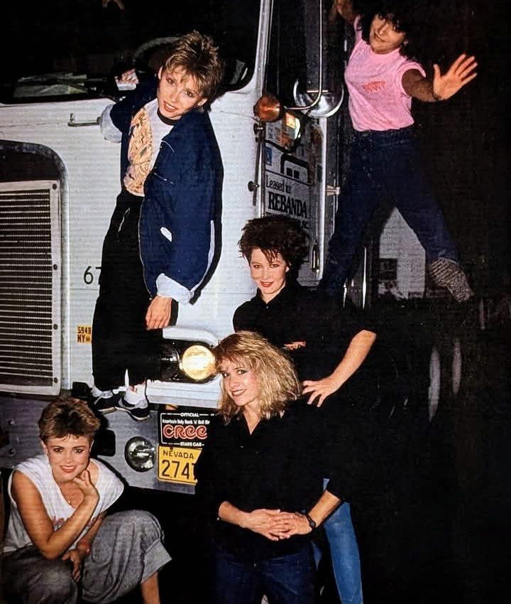 andrewsword2's tweet photo. [Le mie ragazze rimarranno sempre così  là che saltellano alla fermata del tram, capelli dritti, poco trucco, lo so nel mio ricordo laggiù] 
1981 - ottobre 2026 
#ecchime https://t.co/80c011TfTD