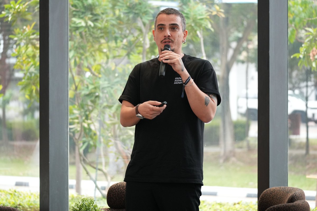 AlchemyPay's tweet photo. What an afternoon in Singapore! ☕🇸🇬

From keynotes to panels to meeting so many builders and investors, AI & Emerging Onchain Assets was a blast. We shared what we've been building at #AlchemyPay and where we're heading next 🚀

Thank you @principialabs_, @BixinVentures & @InterlaceMoney, and everyone who stopped by to chat 💙

$ACH #Token2049Singapore