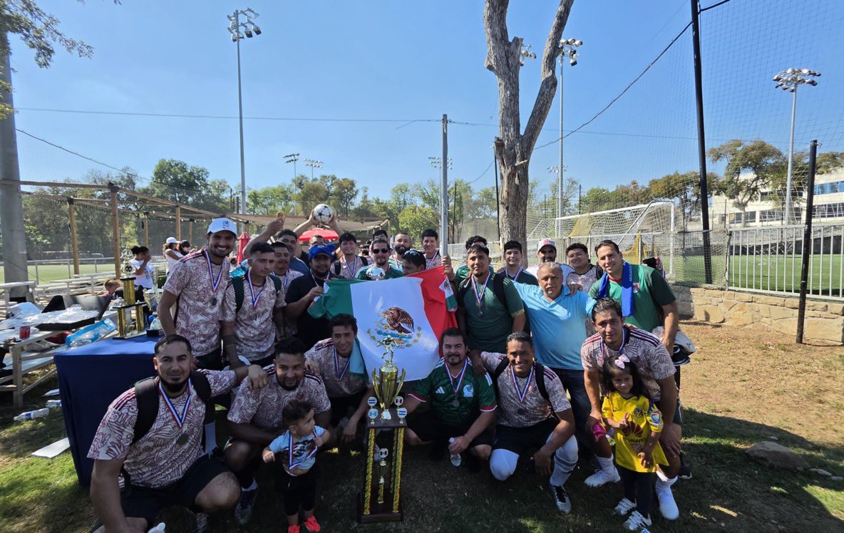 ConsulMexDal's tweet photo. ⚽🇲🇽 ¡El deporte nos une!

El @ConsulMexDal , junto con los consulados de 🇸🇻 🇬🇹 🇵🇪 🇭🇳, organizamos la Copa Comunidad, un encuentro de fútbol que reunió a nuestras comunidades, familias y cuerpos policiales locales.

¡Gracias a todos los que hicieron posible esta celebración! ⚽🤝 https://t.co/gtwiB6VHSk