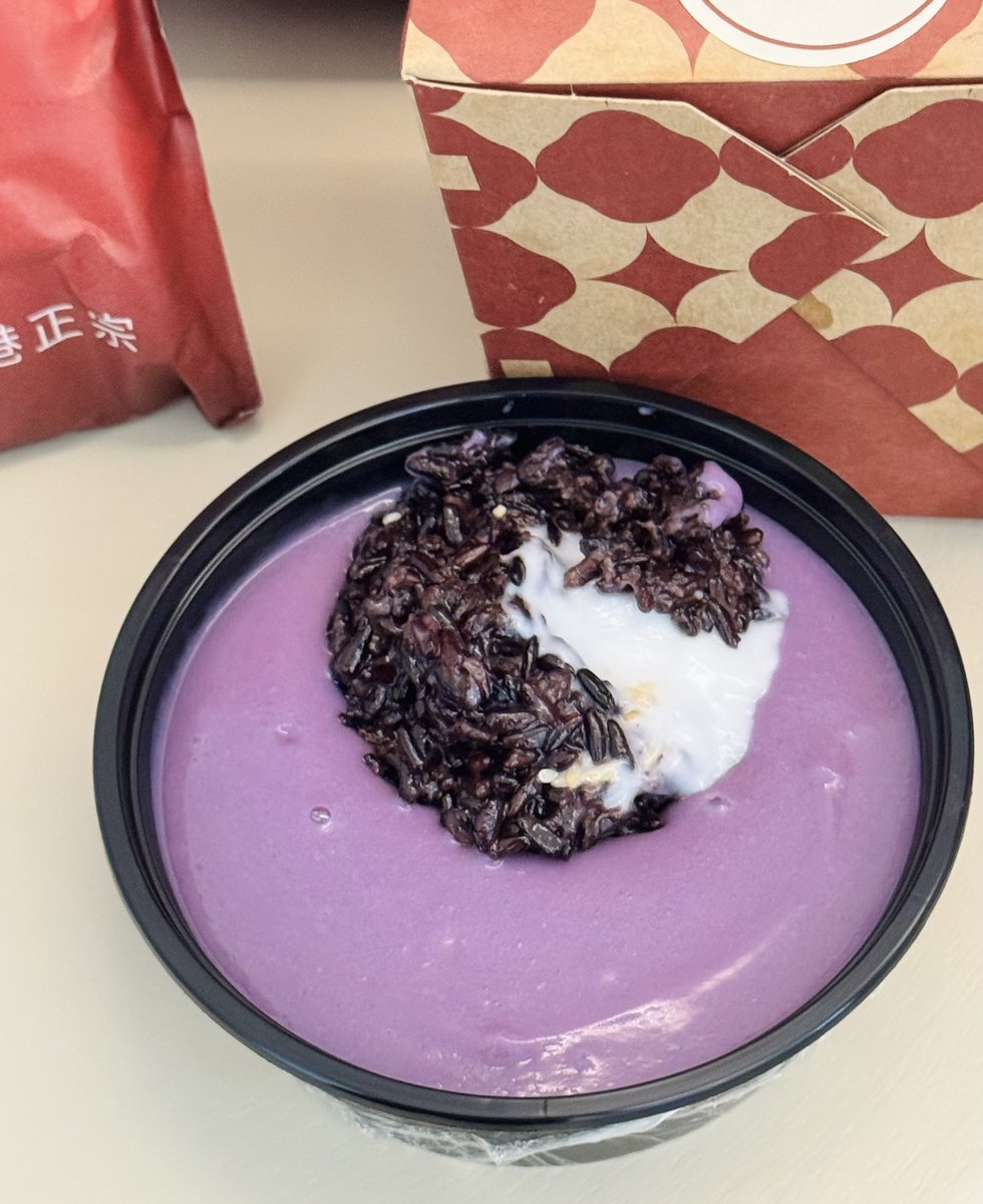 nminnimn's tweet photo. 방콕오면 무조건 먹는 퀑키 그랩배달🥹🥹🥹 언제나 조아하는 퀑가 시그니처 챠슈 라이스와 퀑가 닭고기 간장볶음면🥹🥹  
그리고 진짜 찐한 퀑키 밀크티🥹🥹 그리고 토스트!!!
그리고ㅋㅋㅋㅋ 이번 한정 베지테리안 시리즈 중 Taro Got Lucky Soup 🥹🥹 
홍콩식 디저트 너무 신기함 보라팬덤이 이걸 안먹을순없지 💜

#LinglingKwong #หลิงหลิงคอง
#KwongKee #KwongKeeRoast #TheFeastofFortune #VegetarianFestival #เทศกาลกินเจ