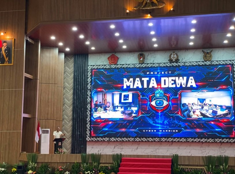 LambeSahamjja's tweet photo. satuan siber (satsiber) tni sedang mengerjakan proyek bernama mata dewa

targetnya selesai tahun depan

tujuannya memperkuat pertahanan siber nasional

saat ada serangan siber, mata dewa akan melakukan profiling terhadap pelaku

profiling itu memudahkan satsiber mengidentifikasi siapa yang menyerang

kata komandan satsiber, brigjen j.o sembiring, kalau ada pihak yang diduga menyerang, mereka harus menjejaki pelakunya, itu inti proyek ini

dia yakin proyek ini tidak akan menyalahgunakan prosedur di ruang digital karena dikembangkan untuk kepentingan pertahanan siber nasional

kutipannya: “saya rasa tidak, kita paham tugas kita, kita dari sektor pertahanan dan kita berkolaborasi”