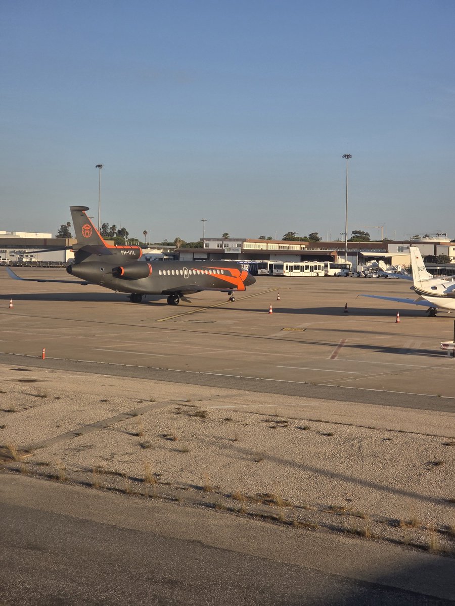 DutchFlyBird's tweet photo. Fun #planespotting at #Faro : the #PHUTL "Unleash The Lion" of #maxverstappen https://t.co/433TVjOOrs