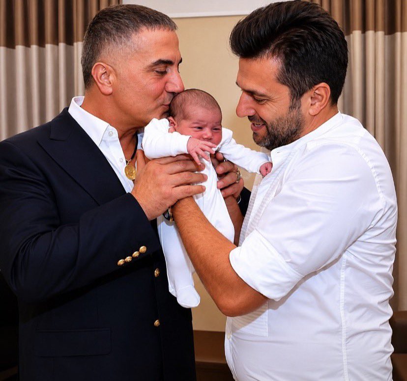 SpRuhAdam's tweet photo. Aileler çocuklarına REİS SEDAT PEKER ismini 50 gram altın için vermiyor. Mesele para değil; itibar, şan ve şereftir. Çünkü bazı isimler nüfus kâğıdına değil, gönüllere yazılır. Şan ve şeref satın alınmaz; yaşanır, yaşatılır ve nesilden nesile aktarılır!
@sedat_peker #SedatPeker https://t.co/E7whO2kKdp