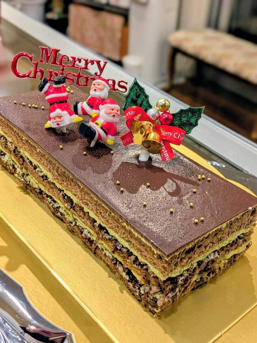 hakodatecake's tweet photo. ガトーフレーズ　です

そろそろクリスマスの準備で試作した　今年のクリスマスケーキはショコラとピスタチオで構成したオリジナルです。
プラリネの香りも豊潤に、少し
贅沢な味わいです。

今年のクリスマスだけのスペシャルになります。

シンプルですけどいい味してます。 https://t.co/Ok0mBCirzN