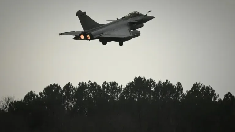 top_force's tweet photo. ✈️🇫🇷 #AAE "Je surutilise les avions de chasse à plus de 15%": avec seulement 184 appareils @Armee_de_lair contre 240 en Grèce🇬🇷 et 1.200 en Russie 🇷🇺, le chef de l'armée de l'Air @CEM_AAE le général Jérôme Bellanger tire la sonnette d'alarme. https://t.co/nUZwJftIpJ https://t.co/9vL59Ztwl2