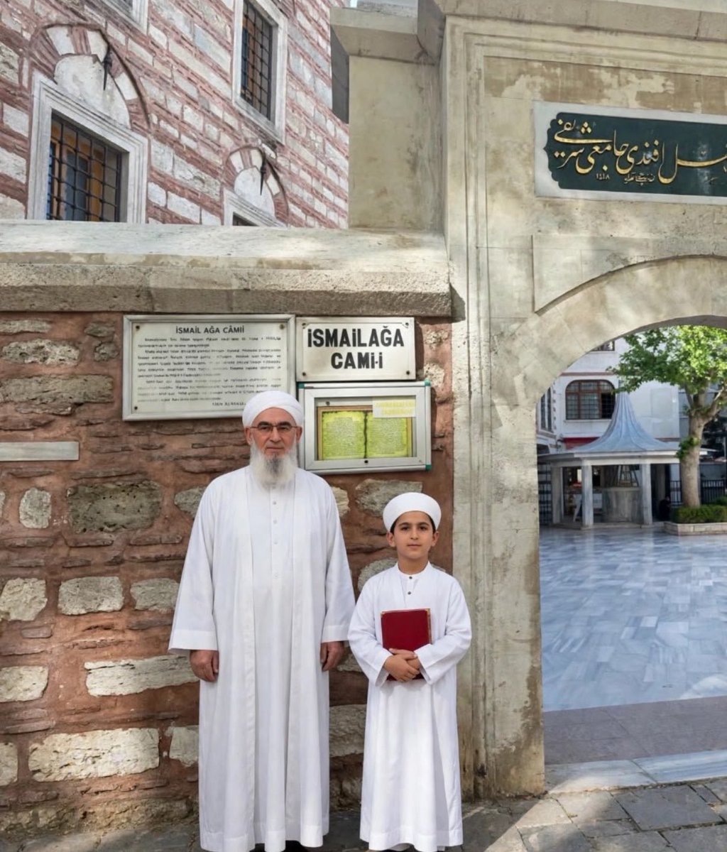 buharalidervis's tweet photo. Dün Fatih’te elektrik akımına kapılarak vefat eden 14 yaşındaki kardeşimiz ve 6 ay önce vefat eden babası. Allah cennetinde buluştursun. https://t.co/LpPtlY471W