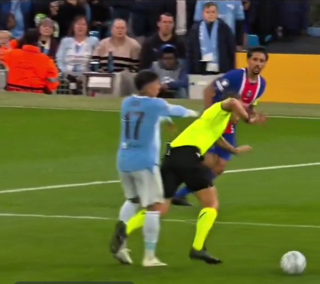 David_Ornside's tweet photo. 🚨𝗠𝗔𝗝𝗢𝗥 𝗕𝗥𝗘𝗔𝗞𝗜𝗡𝗚: UEFA have fined Manchester city player Enzo Fernandez £10,000 for internationally pushing the referee yesterday against PSG. https://t.co/RcbAsndDaC