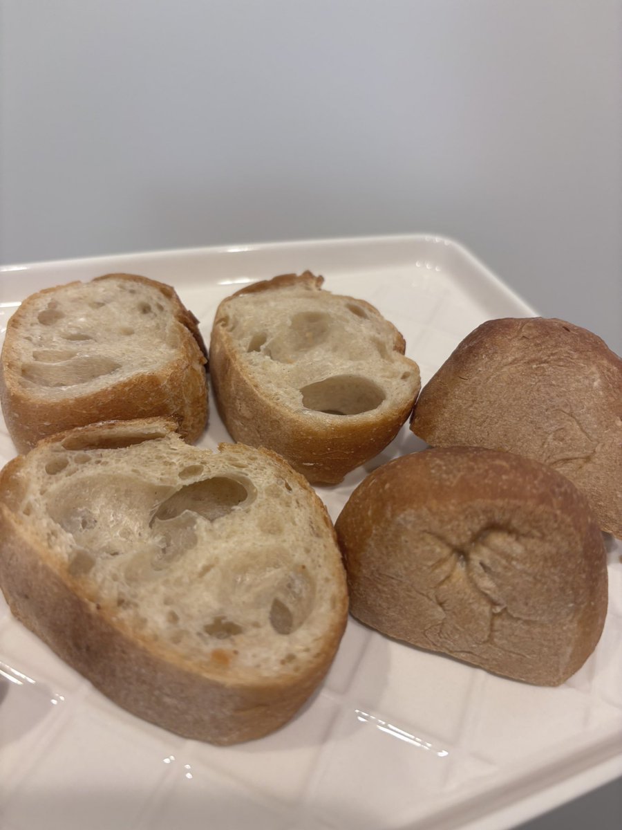 mayonakaodango's tweet photo. かぼちゃのポタージュ2杯、フランスパン、柿。800kcalくらい。夜はカロリー抑えたスープにしよう、、!!
かぼちゃ、皮付きのまま入れたから緑っぽくなってる🥹 https://t.co/dSKlEaws4W