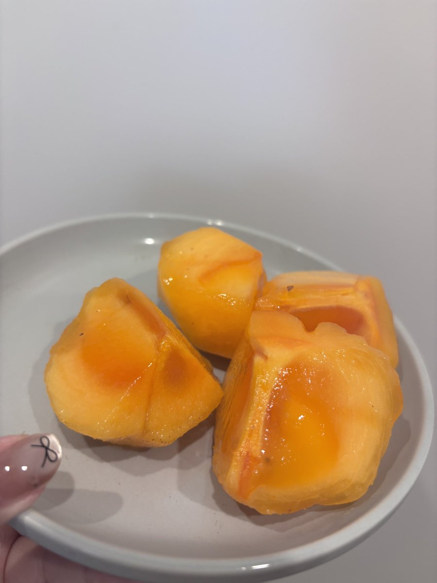 mayonakaodango's tweet photo. かぼちゃのポタージュ2杯、フランスパン、柿。800kcalくらい。夜はカロリー抑えたスープにしよう、、!!
かぼちゃ、皮付きのまま入れたから緑っぽくなってる🥹 https://t.co/dSKlEaws4W