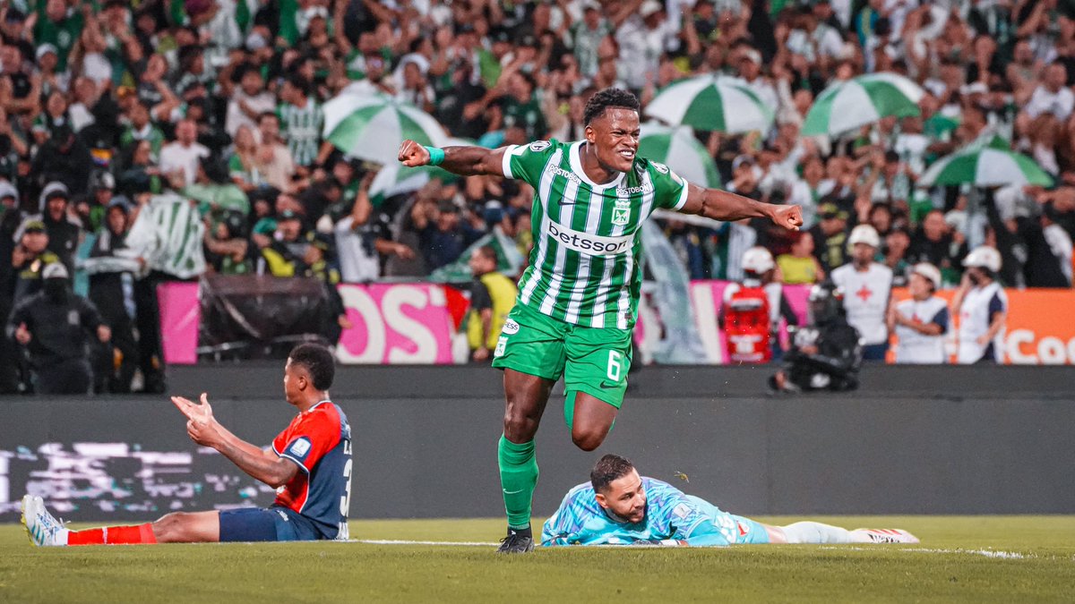 nacionaloficial's tweet photo. ¡ROMÁAAAAN! ¡Qué golazo nos regalaste Román! 

El tercero de una noche espectacular de clásico. 

#VamosTodosJuntos https://t.co/xF0blPoWfR