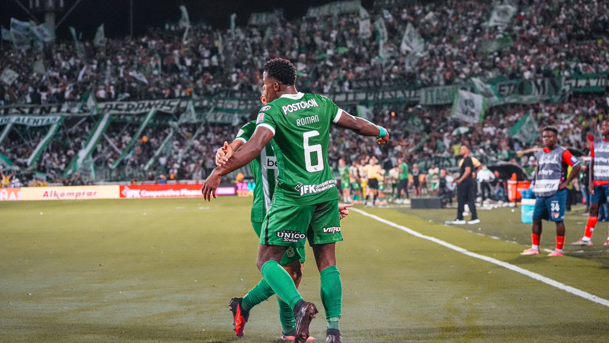 nacionaloficial's tweet photo. ¡ROMÁAAAAN! ¡Qué golazo nos regalaste Román! 

El tercero de una noche espectacular de clásico. 

#VamosTodosJuntos https://t.co/xF0blPoWfR