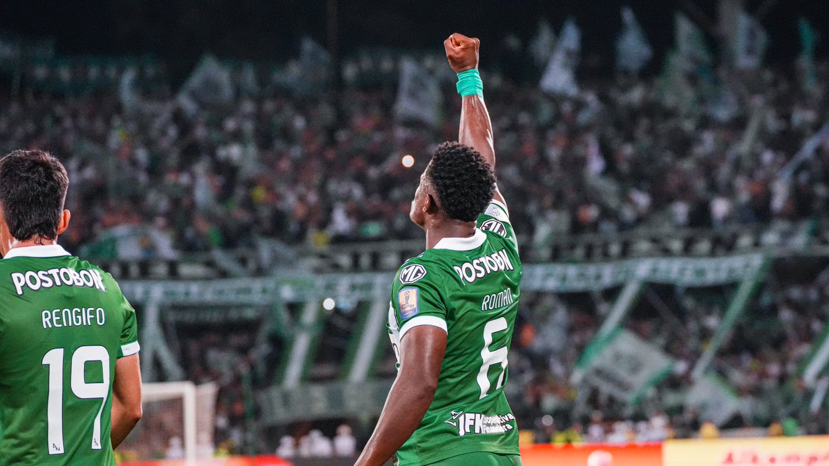 nacionaloficial's tweet photo. ¡ROMÁAAAAN! ¡Qué golazo nos regalaste Román! 

El tercero de una noche espectacular de clásico. 

#VamosTodosJuntos https://t.co/xF0blPoWfR