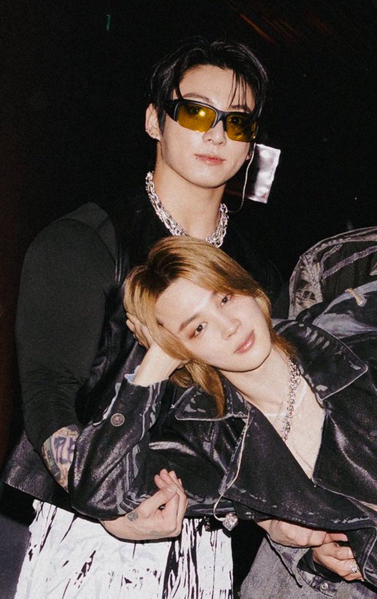 tokyoIust's tweet photo. HOT BUFF BOYFRIEND AND HIS BADDIE https://t.co/Z6Crl8skGw