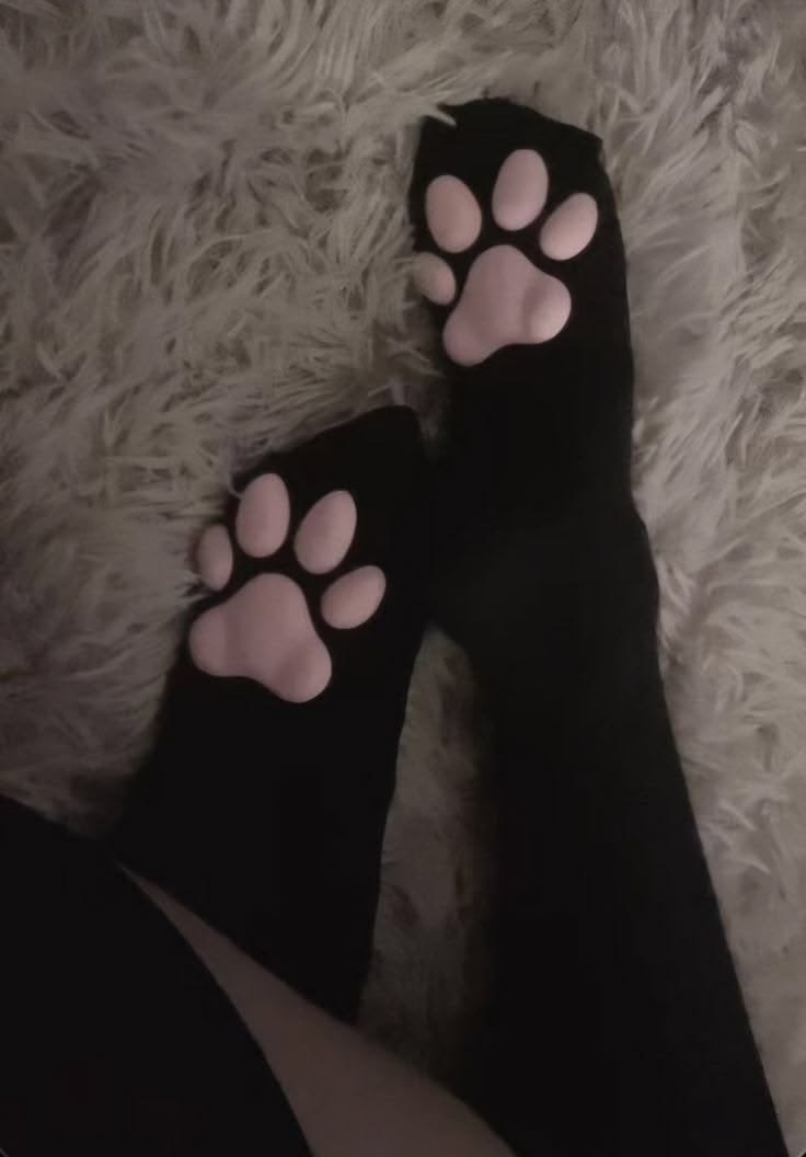 LillyRose0410's tweet photo. Would anyone buy feet pics? https://t.co/CpwVUv12Ul