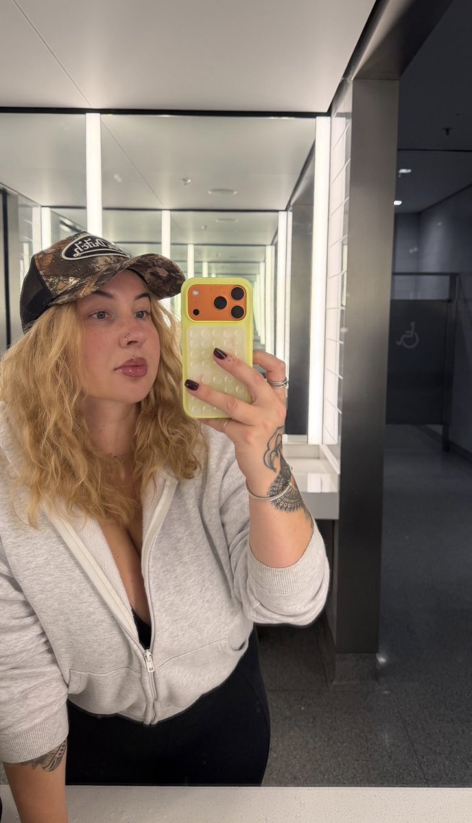 Adrienne6567's tweet photo. Aww 🥰 https://t.co/oDezzo7HT9