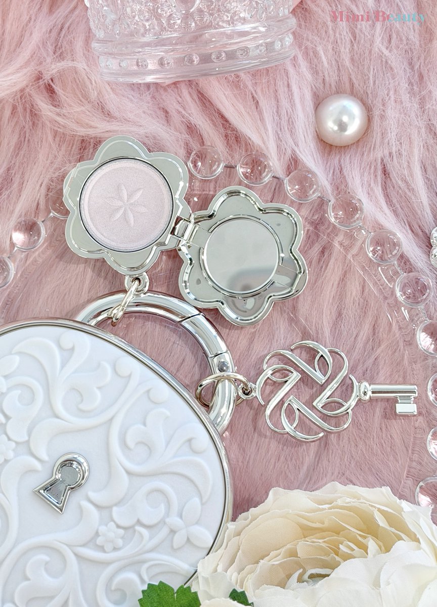 MimiBeauty__'s tweet photo. 今年のコスメデコルテ「マルセル ワンダース コレクション」も美しすぎる🗝️✨
陶器みたいな鍵穴付きコンパクトに、鍵モチーフチャームとお花の形のミニハイライトまでセット。使うのがもったいない美しさだけど、仕上がりもさすがコスデコ。しっとりしたパウダーで、透明感たっぷりのお肌に😭✧ https://t.co/NW2FQBTXLi