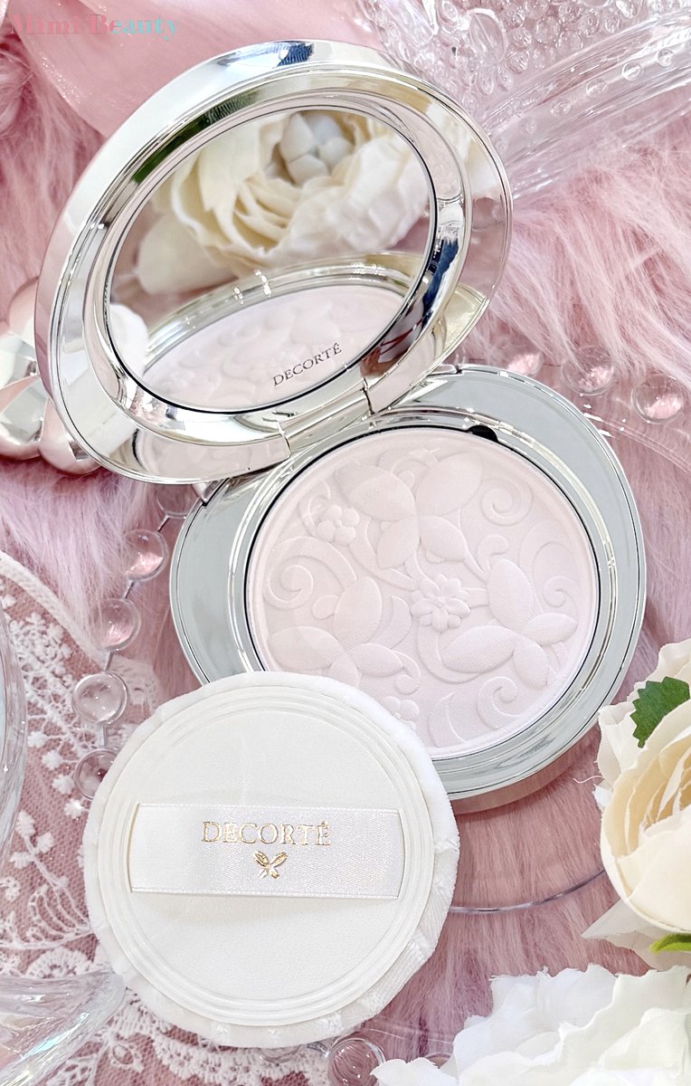 MimiBeauty__'s tweet photo. 今年のコスメデコルテ「マルセル ワンダース コレクション」も美しすぎる🗝️✨
陶器みたいな鍵穴付きコンパクトに、鍵モチーフチャームとお花の形のミニハイライトまでセット。使うのがもったいない美しさだけど、仕上がりもさすがコスデコ。しっとりしたパウダーで、透明感たっぷりのお肌に😭✧ https://t.co/NW2FQBTXLi