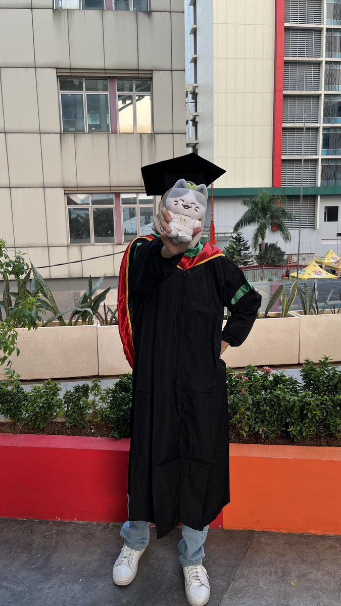 llenyangie_'s tweet photo. Ak dan lemyo dgn outfit po 4thn setelah menyelesaikan misi kkl magang ngajar sempro sidang dan menukar size toga dr L ke M 🤭🤭🤭🤸🏻‍♀️ 

Jd akhirnya akan ngerasain wisuda lg mingdep setelah terakhir ngerasain wisuda di smp wkwk kinda nervous deh jdnya https://t.co/XUS5WFdMtu