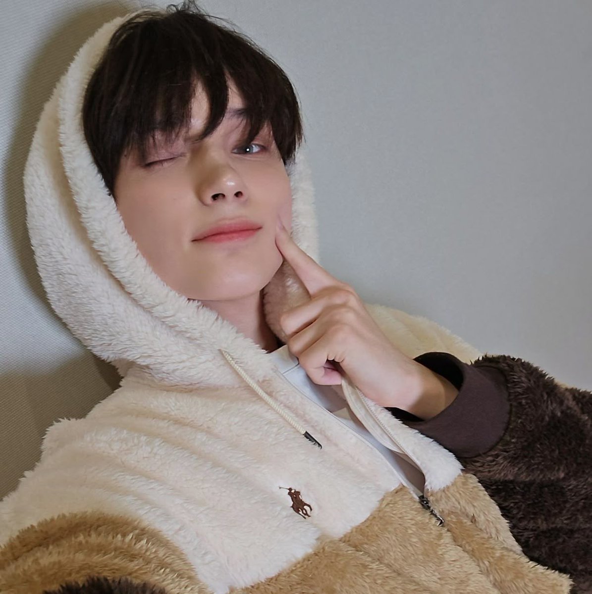 Wifeyning's tweet photo. I want to squish, pinch and bite his fluffy and mochi like cheeks. https://t.co/oL5Y1Uk9om