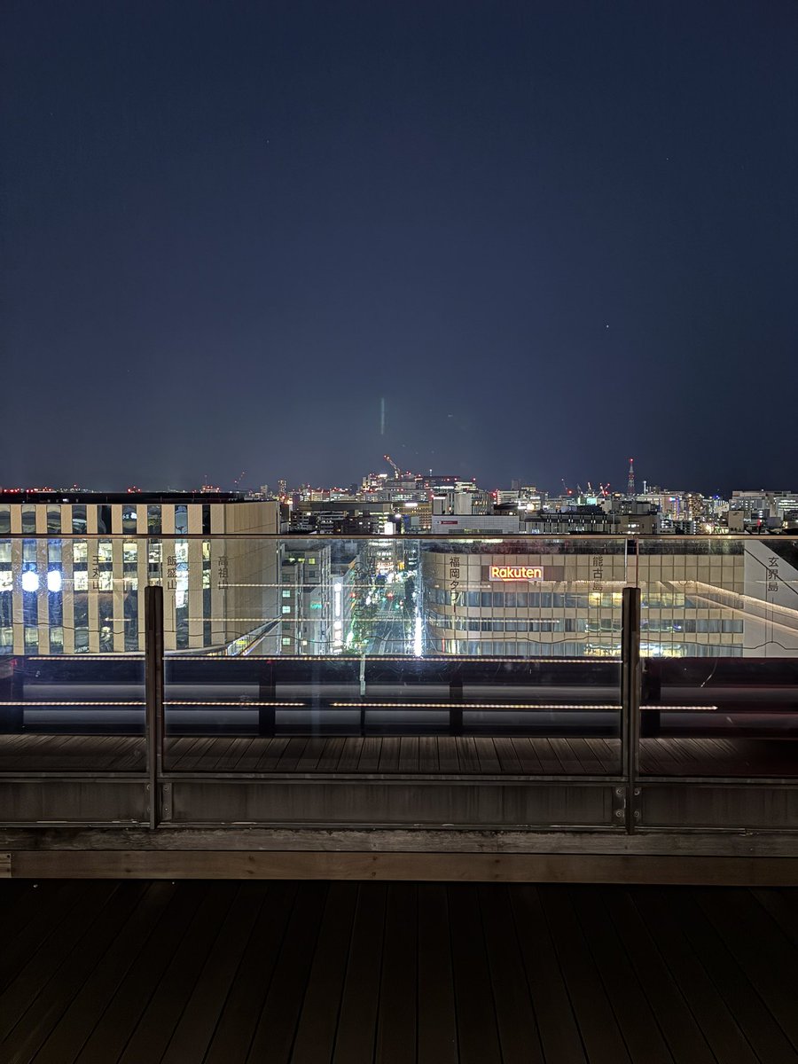 __piroLife's tweet photo. 昨夜はドリンク片手に博多駅から夜景を眺めていました。
自然景色は広くて開放的・街のパノラマは高揚感があってわくわくする。どっちも好き！ https://t.co/ytM6qPlD5A