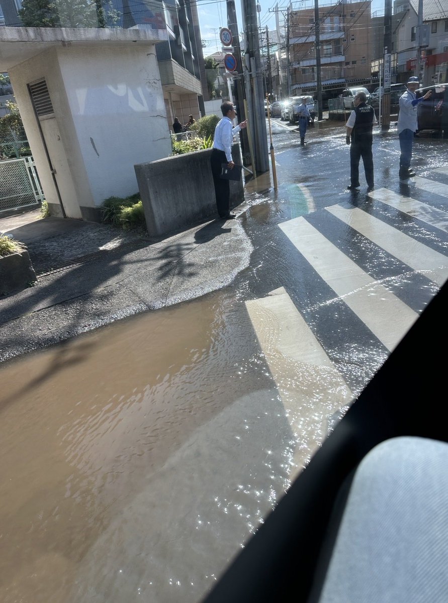 NewsDigestWeb's tweet photo. 【速報】横浜市保土ケ谷区岡沢町で水道管から漏水 道路に水が溢れる  https://t.co/DAlaLUgL32