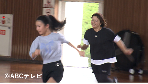 abc_knightscoop's tweet photo. 今週のナイトスクープ２本目は…

「保育園の教え子と６年ぶりの鬼ごっこ」

鹿児島県の女性（３７）から。私は、保育士として１７年働いている。６年前、担任した年長クラスで鬼ごっこが流行り、私も参加し全力で遊んだ。大人気ない速さで園児を追いかけ、鬼役になれば全員を捕まえられない日はなく、子どもたちが悔しがる…そんな楽しい日々を送っていた。卒園する時に、一番楽しかったことは運動会や発表会ではなく、“鬼ごっこ”と答えてくれる子もいて、とても嬉しかった。それから６年、小さかった園児たちも小学６年生に。私も結婚して子どもを産み、育休をいただきつつ仕事をしている。８カ月ほど前、２人目の子どもの出産前に卒園児が訪ねて来て、「先生が出産したら、また鬼ごっこがしたい」と挑戦状を叩きつけてきた。しかし、年々体力は落ち、産後で体重も落ちない。毎日、育児で寝不足だ。サッカーに没頭している小学６年生に勝てる見込みがない。そこで、産後アラフォー女性でも、小学6年生に鬼ごっこで勝てるようにして欲しい、というもの。