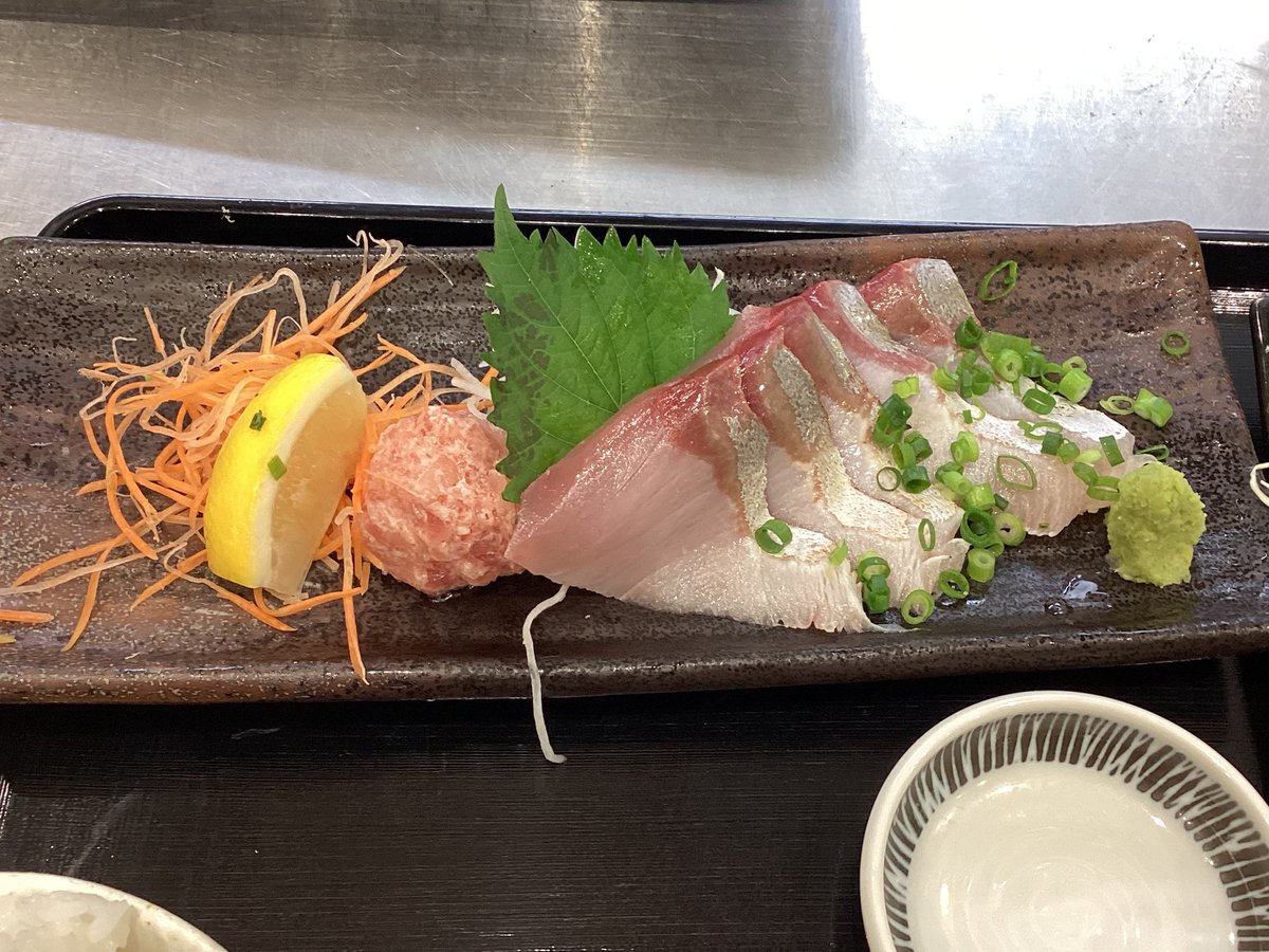meshido_nerima's tweet photo. こんにちは😃

食堂めし道楽練馬店です✨
本日の日替わり定食は、【A. 〈青森〉天然ぶり炙り刺身(黄身しょうゆ付)と大山鶏天南蛮定食】または
【B.秋刀魚塩焼き定食】　　1390円です✨

数量限定！定食としてはもちろん、ちょい飲み&amp;一人飲みにも👌🍻

#練馬グルメ #練馬ランチ #練馬ディナー #練馬 https://t.co/x9k5w3EJZJ