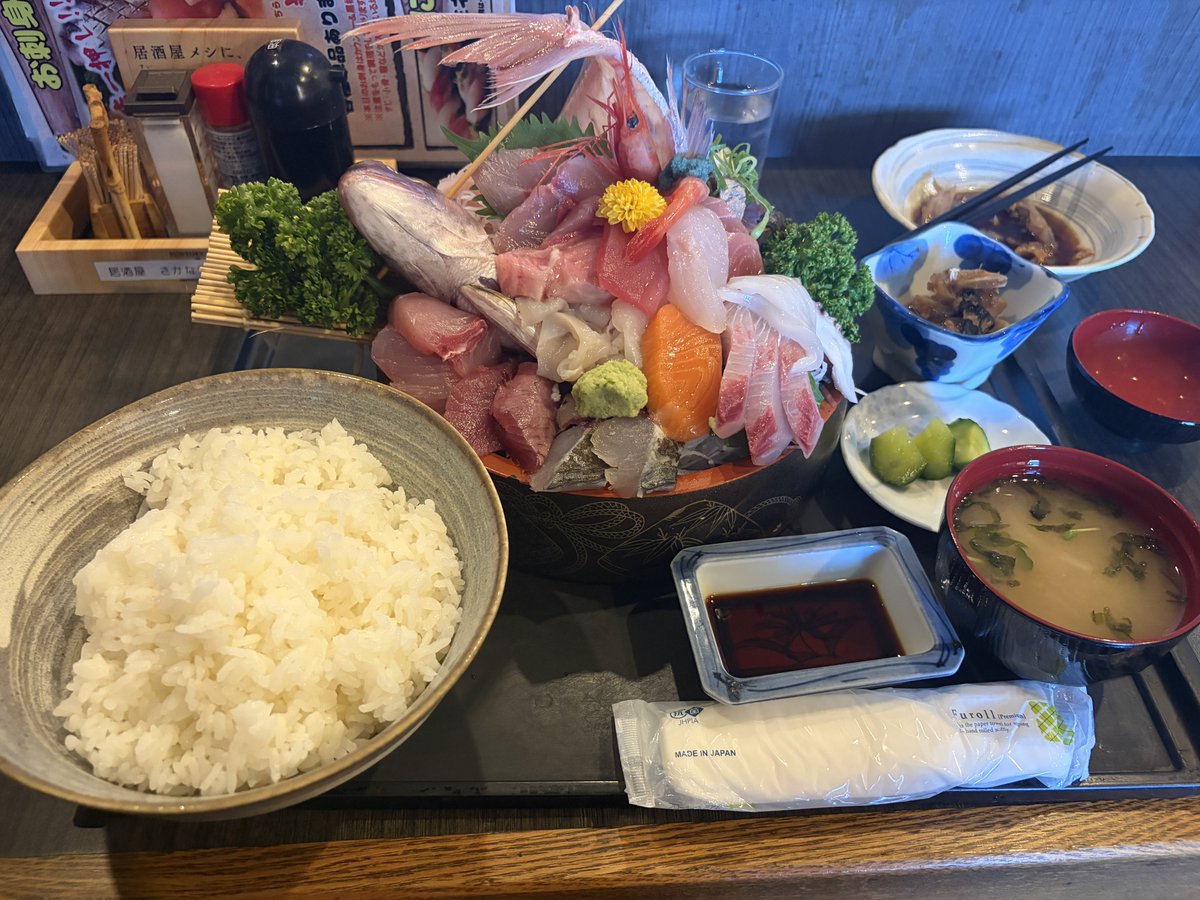 t9_qx's tweet photo. 今日から地味に1人で旅行✌️

富山の魚美味すぎ
これはご飯特盛にしたけど上刺身定食だけなら2000円切るのガチバグってる。 https://t.co/ZaBQMrtGA2