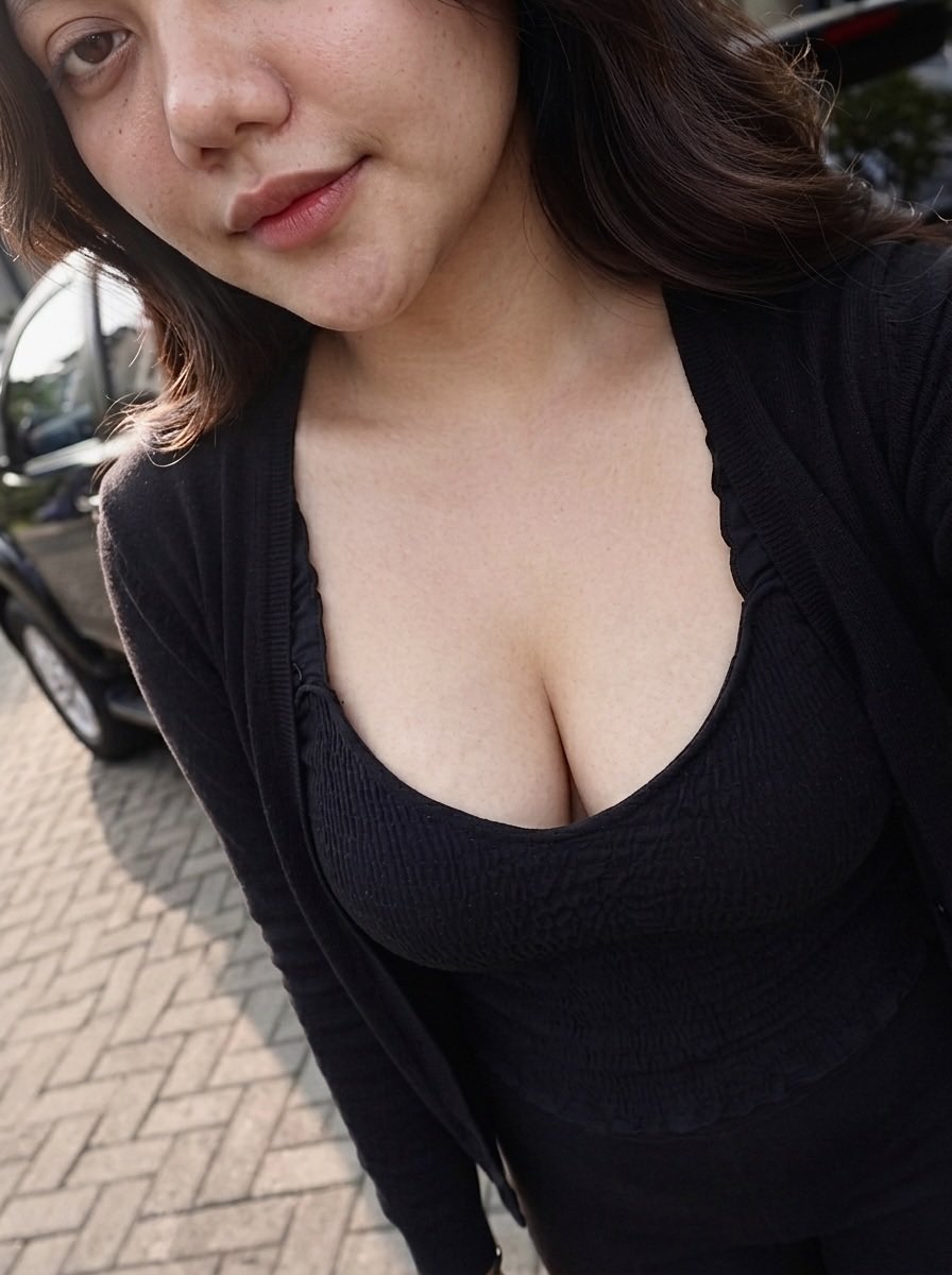 cherryisnotblue's tweet photo. Di crop vs aslinye wkwk muka bantal bgt https://t.co/4r2bosMUA9