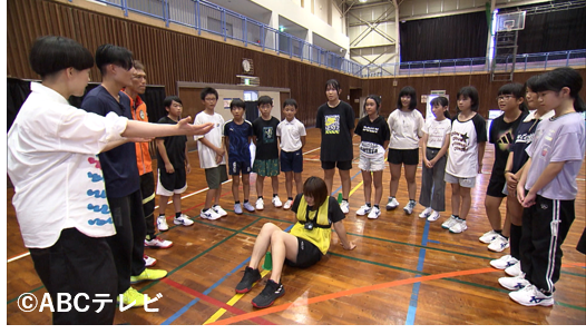 abc_knightscoop's tweet photo. 今週のナイトスクープ２本目は…

「保育園の教え子と６年ぶりの鬼ごっこ」

鹿児島県の女性（３７）から。私は、保育士として１７年働いている。６年前、担任した年長クラスで鬼ごっこが流行り、私も参加し全力で遊んだ。大人気ない速さで園児を追いかけ、鬼役になれば全員を捕まえられない日はなく、子どもたちが悔しがる…そんな楽しい日々を送っていた。卒園する時に、一番楽しかったことは運動会や発表会ではなく、“鬼ごっこ”と答えてくれる子もいて、とても嬉しかった。それから６年、小さかった園児たちも小学６年生に。私も結婚して子どもを産み、育休をいただきつつ仕事をしている。８カ月ほど前、２人目の子どもの出産前に卒園児が訪ねて来て、「先生が出産したら、また鬼ごっこがしたい」と挑戦状を叩きつけてきた。しかし、年々体力は落ち、産後で体重も落ちない。毎日、育児で寝不足だ。サッカーに没頭している小学６年生に勝てる見込みがない。そこで、産後アラフォー女性でも、小学6年生に鬼ごっこで勝てるようにして欲しい、というもの。
