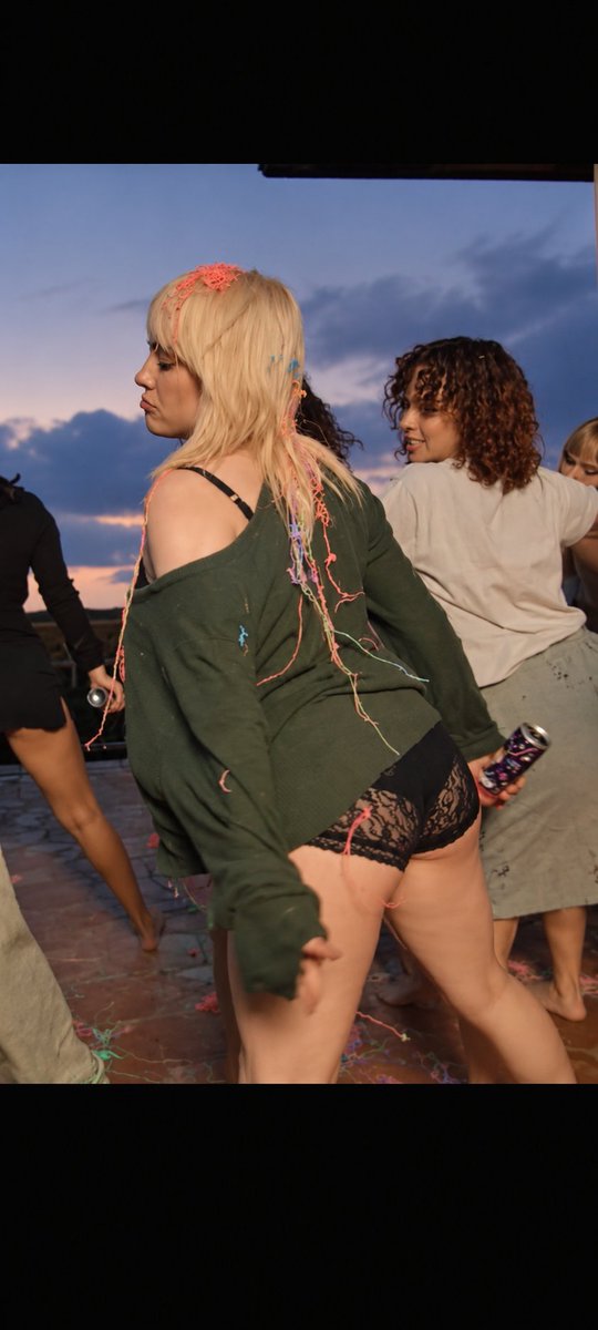 YnsBnwo's tweet photo. Billie Eilish 
#BE4 #BillieEilish https://t.co/7UUVKZyj4c