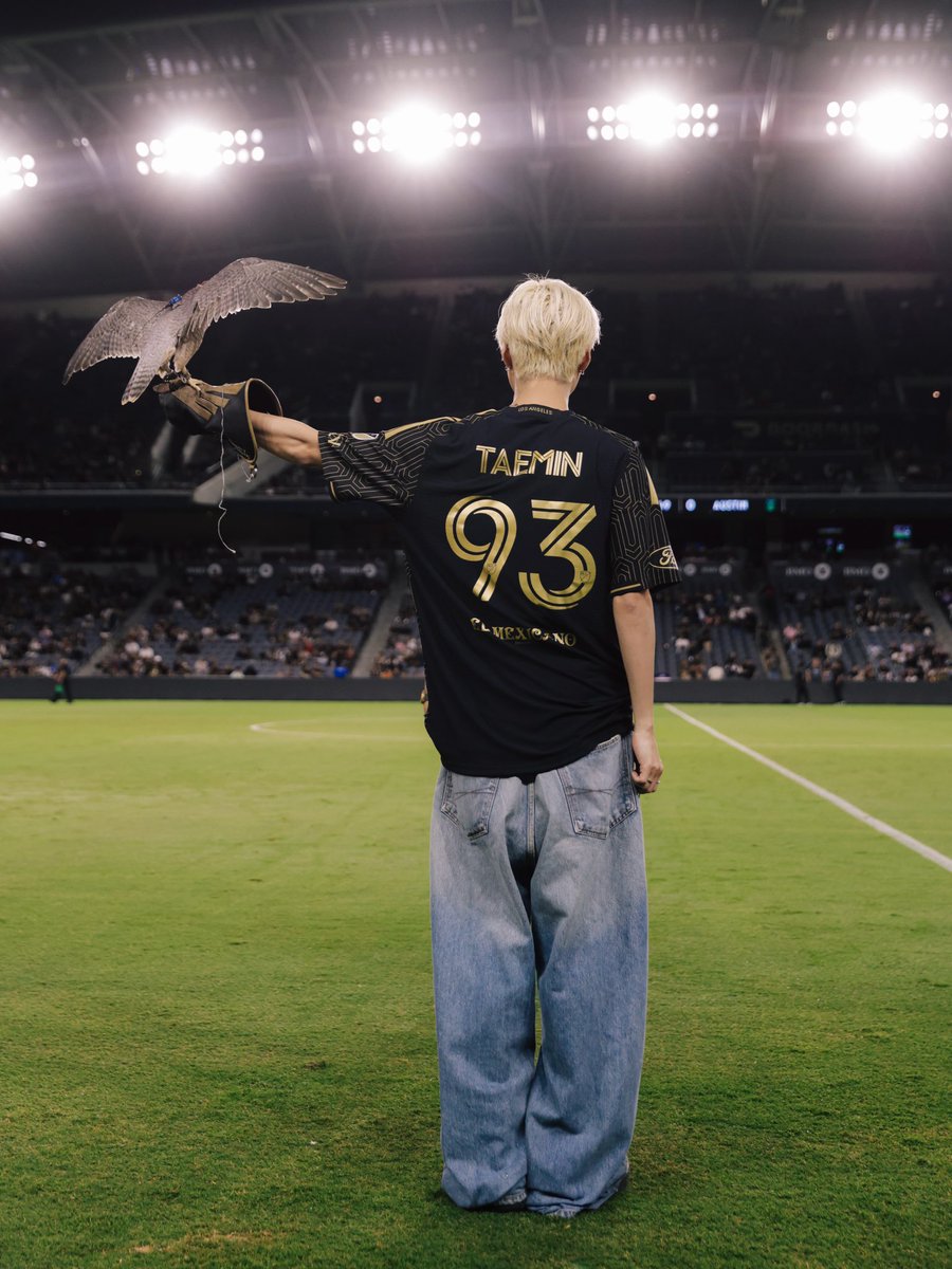 nanotaem's tweet photo. 261015 lafc 인스타그램 #태민 

언제나 빛나는 태민💛
@ xoalsox is today's honorary falconer🇰🇷

https://t.co/K4PHMnNERq https://t.co/LlMFVBGPwZ