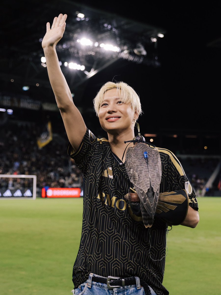 nanotaem's tweet photo. 261015 lafc 인스타그램 #태민 

언제나 빛나는 태민💛
@ xoalsox is today's honorary falconer🇰🇷

https://t.co/K4PHMnNERq https://t.co/LlMFVBGPwZ