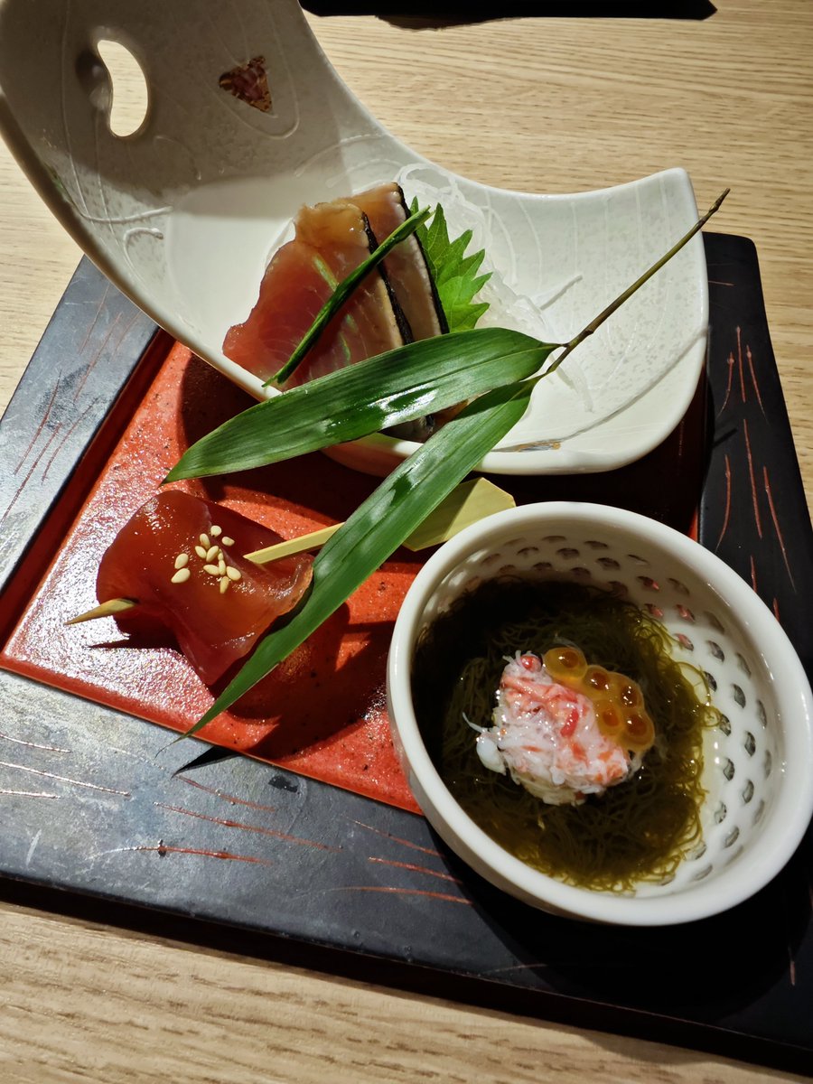 ajiware_osaka's tweet photo. 13,200円で鮨、神戸牛、天ぷらなど全26品。

酒と楽しむつもりが、酒を飲む隙もない物量。胃袋が忙しすぎる。

シックな店内にギャルっぽい店員さん。でも接客はちゃんとしてる。

ツッコむつもりが、こっちが反省させられた。

📍新今宮　鮨と天ぷら からす https://t.co/sqLNts8nCO