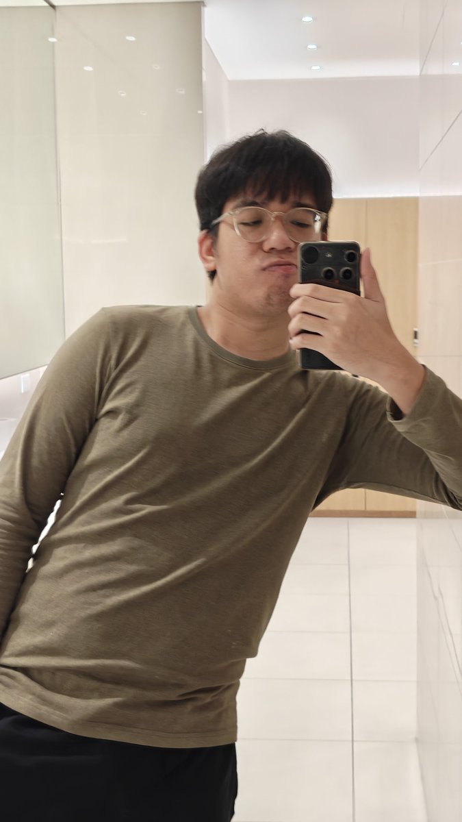 FVarpiis's tweet photo. และนี่คือสภาพของคนที่คอนโฟไฟดับไปตั้งแต่สามทุ่มเมื่อวาน ห้าาาาาาาาาาาาา นี่มันเรื่องบ้าอะไรกันเนี่ย https://t.co/QyLVxq8vHP