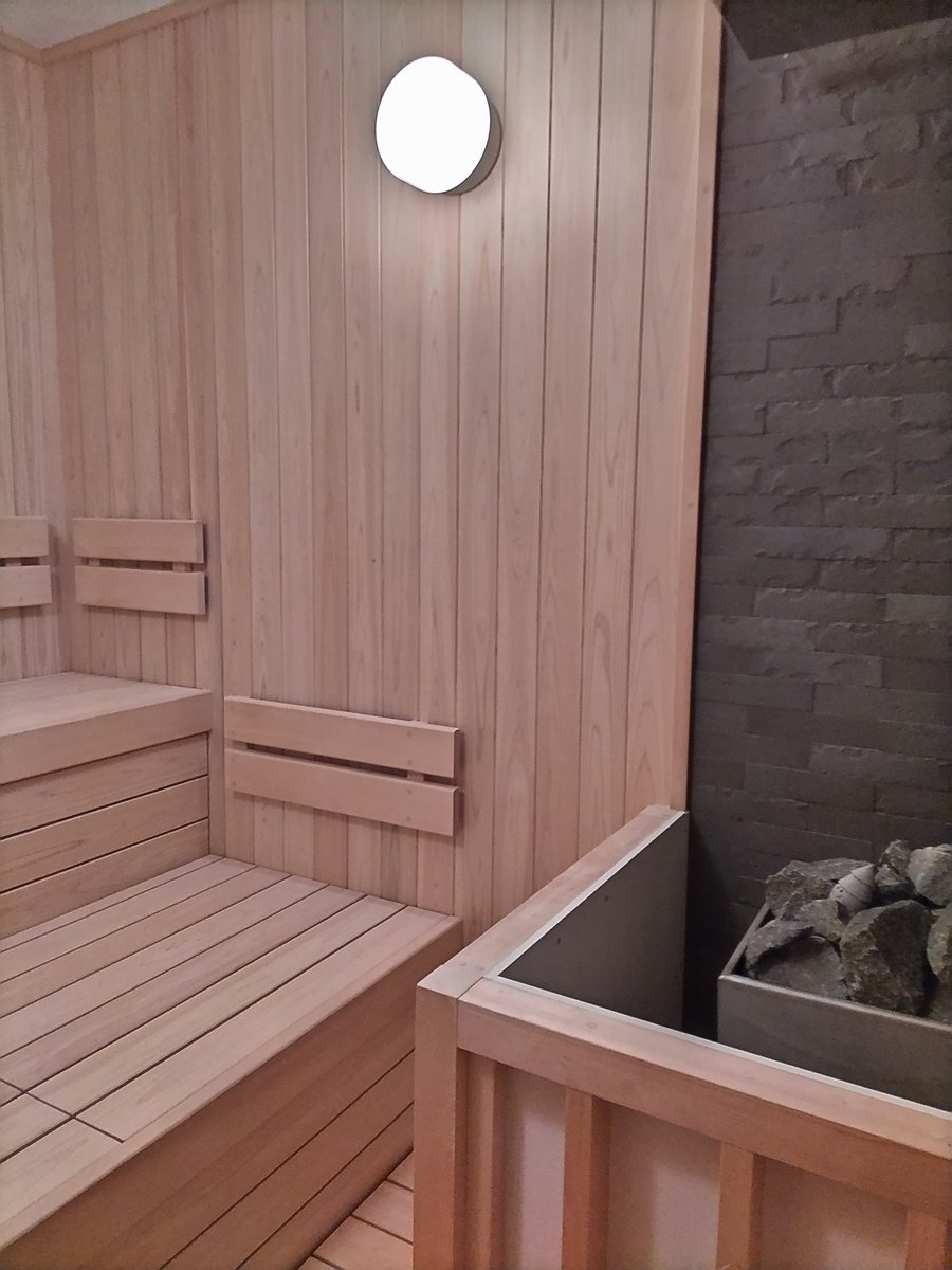 osper_spa_sauna's tweet photo. ←現在のセルフロウリュサウナ
　　　　　　　2023.1出来たての時→

3年9カ月経ち、かなり味わい深いサウナ室となりました。
オスパーは24時間年中無休で営業しております。 https://t.co/JXVo86Jn70