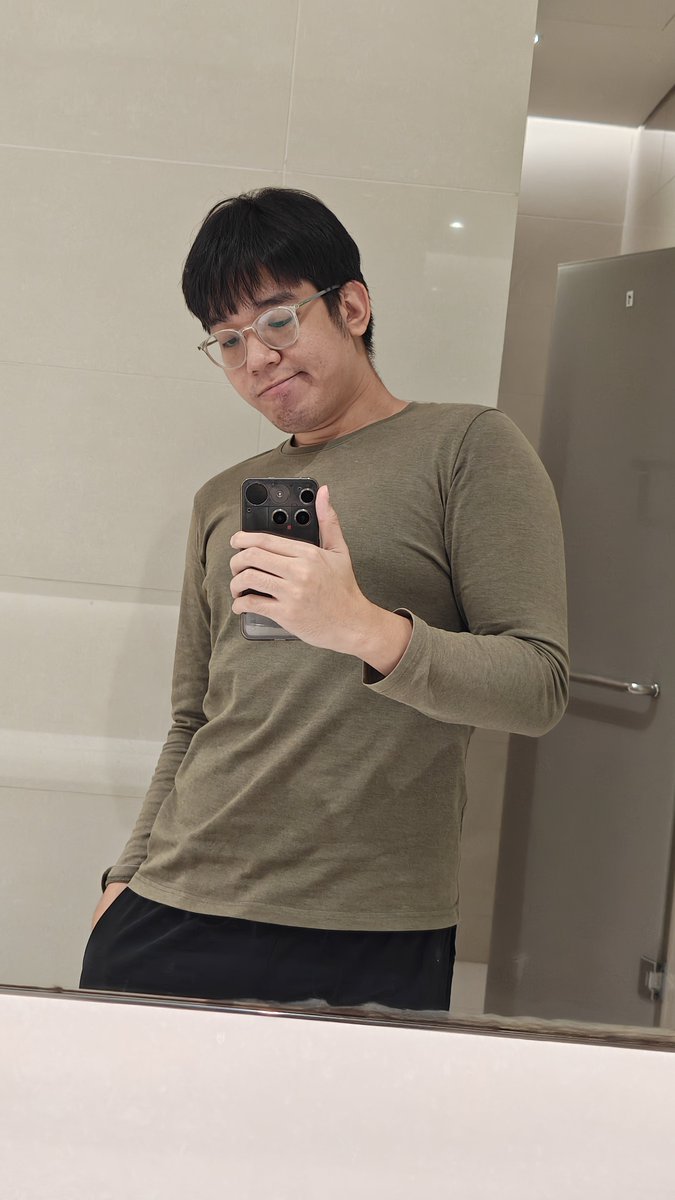 FVarpiis's tweet photo. และนี่คือสภาพของคนที่คอนโฟไฟดับไปตั้งแต่สามทุ่มเมื่อวาน ห้าาาาาาาาาาาาา นี่มันเรื่องบ้าอะไรกันเนี่ย https://t.co/QyLVxq8vHP