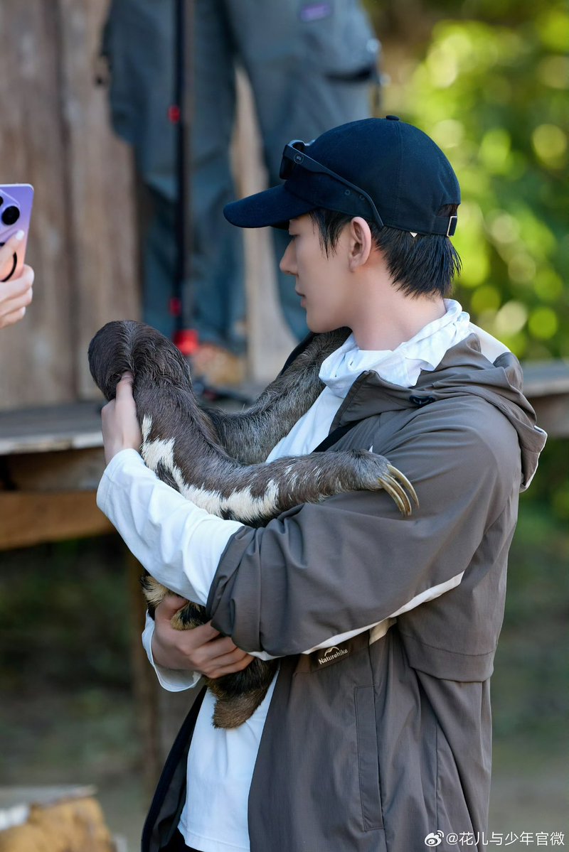 iamjiesu's tweet photo. 20261015 花少 Update

“ต้าเกอเติ้งเหวยไม่ลงมือก็แล้วไป แต่พอลงมือทีไร ก็จับ ‘ตัวใหญ่’ ได้ทันที ทำเอาตะลึงกันทั้งงาน”

#เติ้งเหวย #DengWei #DivasHitTheRoad8 
🔗 https://t.co/pl7ATncIO2 https://t.co/xFc0meL8BH