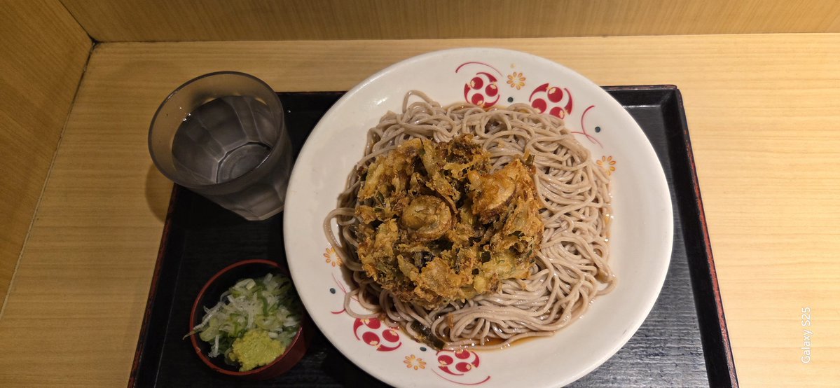 monetnoe's tweet photo. 今日はカウンセリング
先週食べた帆立と舞茸のかき揚げそばが美味しかったので、今日は特盛にした https://t.co/3vBb4Smwey