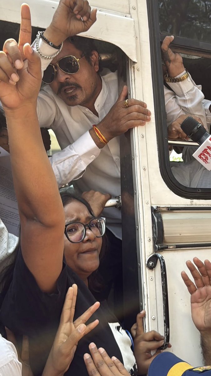 jitu_rajoriya's tweet photo. सिर्फ़ नेहा बोरा ही नहीं बल्कि दीपाली साल्वे जैसी लड़कियां भी संघर्ष की प्रतिमूर्ति हैं जो अपने समाज के हक़ और अधिकारों एवं अन्याय, अत्याचार और शोषण के ख़िलाफ़ मज़बूती से आवाज़ उठाती हैं, तानाशाह सरकार को ललकारतीं हैं।

नेहा बोरा को दिखाने के लिए कई मीडिया संस्थान है, बड़े बड़े इन्फ़्लुएंसर हैं लेकिन दीपाली साल्वे जैसी संघर्षशील लड़की के लिए ना मीडिया है और ना ही कोई बड़े बड़े इन्फ़्लुएंसर है लेकिन उस समाज के लोगों को दीपाली साल्वे जैसी संघर्षशील समाज की बेटी का संघर्ष दिखाना चाहिए जिस समाज के लिए वह लड़ रही है, संघर्ष कर रही हैं।

काफ़ी दिनों से शाहिल वकोडे सोसाइड केस को लेकर दीपाली साल्वे और उनकी टीम धरना प्रदर्शन दे रही हैं और न्याय के लिए संघर्ष कर रही हैं लेकिन कल उनका सामना प्रशासन से भी हुआ लेकिन कोई बड़े स्तर पर मीडिया ने उन्हें कवर नहीं किया और ना ही किसी बड़े बड़े इन्फ़्लुएंसर ने उन्हें दिखाया क्योंकि जब बात दलितों पर हो रहे उत्पीड़न, शोषण और अन्याय के ख़िलाफ़ लड़ाई लड़ने की आती हैं तब सभी के मुँह बंद हो जाते हैं इसलिए हमें दीपाली साल्वे जैसे लोगों का साथ देना चाहिए।

@deepali_writes
