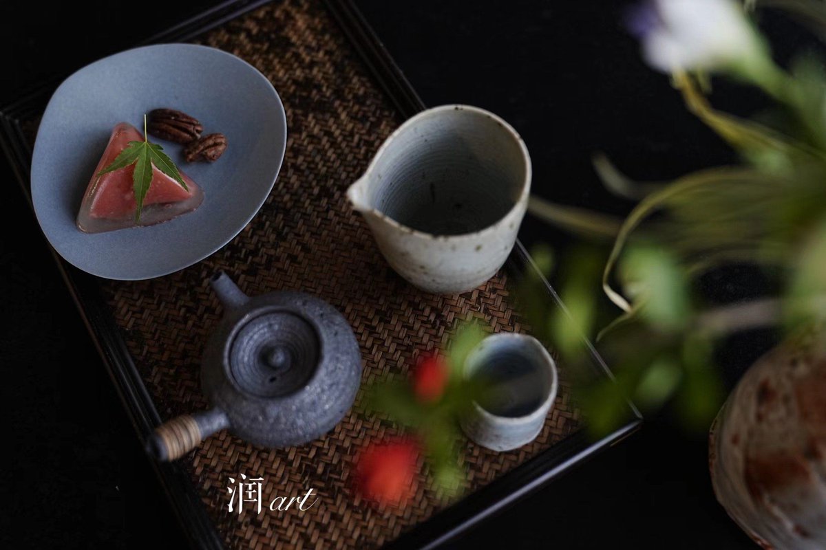 marciobyx's tweet photo. [The palm-sized hand fan with a cone-shaped gland, bowing politely for you, next to a ripe eggplant in the warm summer breeze]， https://t.co/z3lPbn9yvA