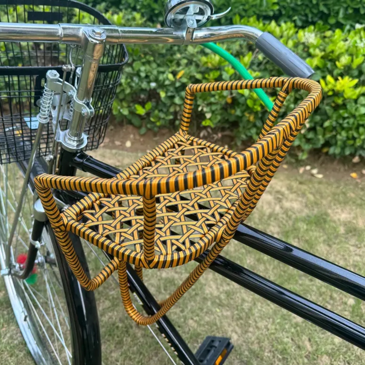 pekosatsuki's tweet photo. My brain feels tight, the saddle’s stuck on the bike, and this sticky tape’s being so annoying—ugh! https://t.co/BpLyUTW7WL